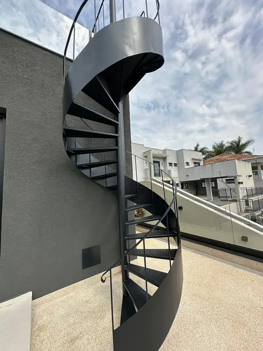 Detalhe de escada caracol em aço
